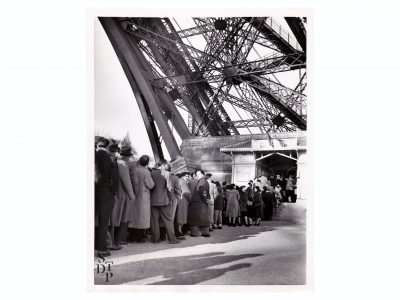 Photo ancienne d'une file d'attente à la Tour Eiffel