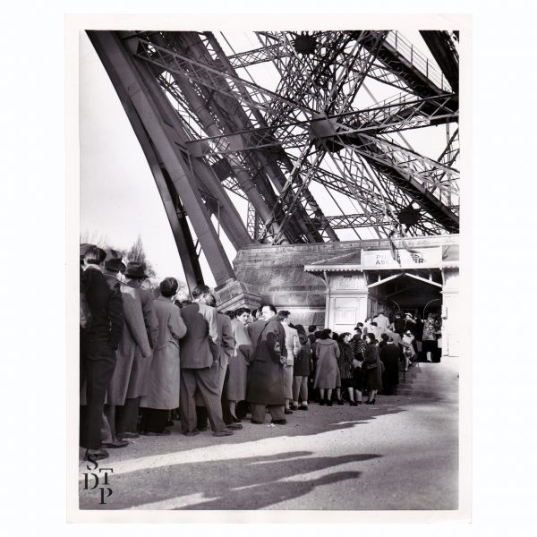 Photo ancienne d'une file d'attente à la Tour Eiffel