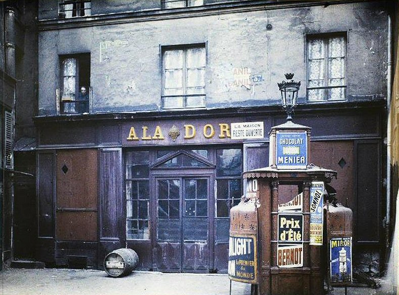 Tournée des Grands-Ducs Paris Grappe d'or 37 rue des Lombards autochrome Auguste Léon avril 1928 Musée Albert Kahn