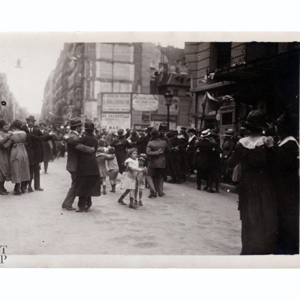 Bastille Day ball on Faubourg Saint-Denis street, Marcel Rol circa 1916 Souviens Toi De Paris vintage souvenir shop view 0 old photography