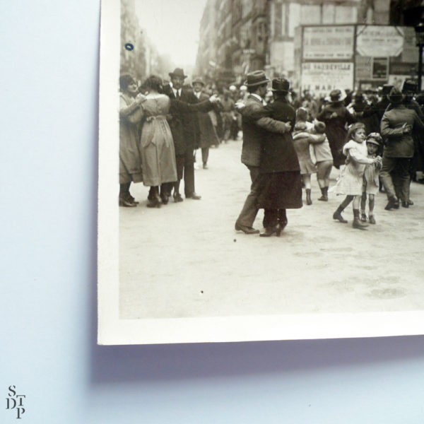 Bastille Day ball on Faubourg Saint-Denis street, Marcel Rol circa 1916 Souviens Toi De Paris vintage souvenir shop view 1 old photography