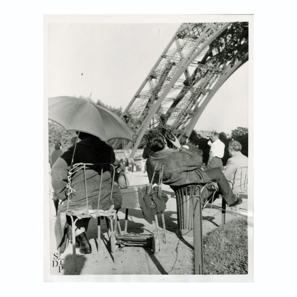 Photo photographe Tour Eiffel à tout prix 1957 Souviens Toi De Paris vintage photo ancienne vue 0