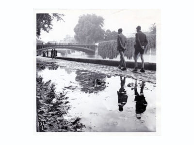 Promeneurs sur les Quais de Seine circa 1950 Souviens Toi De Paris vintage photo vue 0 STDP