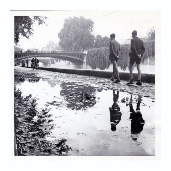 Promeneurs sur les Quais de Seine circa 1950 Souviens Toi De Paris vintage photo vue 0 STDP