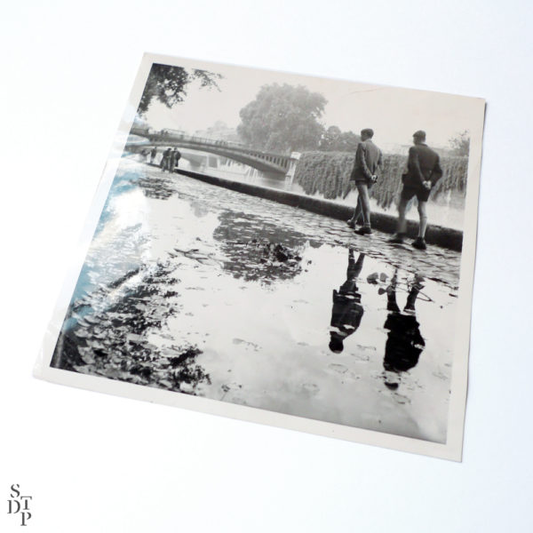 Promeneurs sur les Quais de Seine circa 1950 Souviens Toi De Paris vintage photo vue 1b