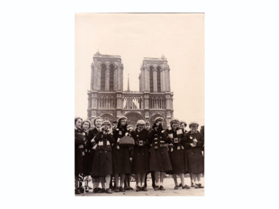 Touristes en uniforme sur le parvis de Notre Dame 1958 Souviens Toi De Paris vue 0 Paris vintage