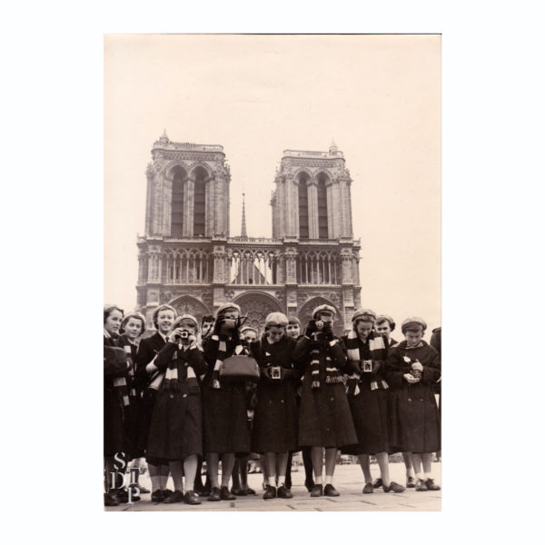 Tourists with school uniforms in front of Notre Dame - 1958 Souviens Toi De Paris view 0 Paris vintage photo