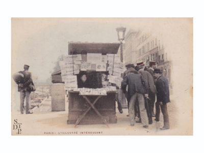 L'illustré intéressant Carte postale ancienne kiosque parisien Souviens Toi De Paris vue 0 Paris Vintage