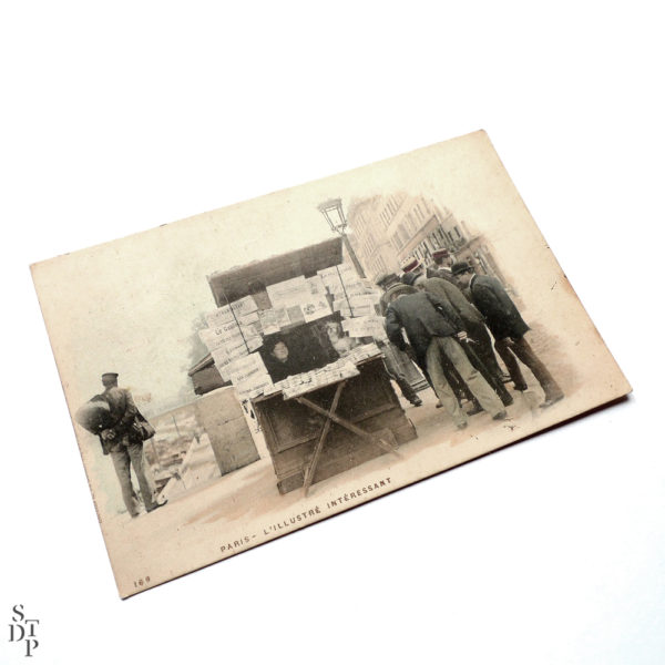 L'illustré intéressant Carte postale ancienne kiosque parisien Souviens Toi De Paris vue 0 Paris Vintage