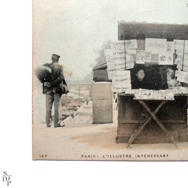 L'illustré intéressant Carte postale ancienne kiosque parisien Souviens Toi De Paris vue 2 Paris Vintage