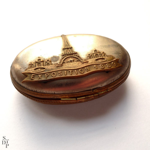 Antique powder compact Paris 1889 Worlds Fair Souviens Toi De Paris vintage collectible vue 1