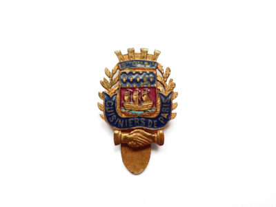 Insigne Société des Cuisiniers de Paris Circa 1920 vue 0 Souviens Toi De Paris vintage enamel pin