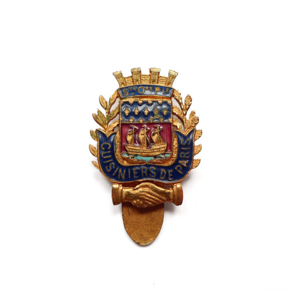 Insigne Société des Cuisiniers de Paris Circa 1920 vue 0 Souviens Toi De Paris vintage enamel pin