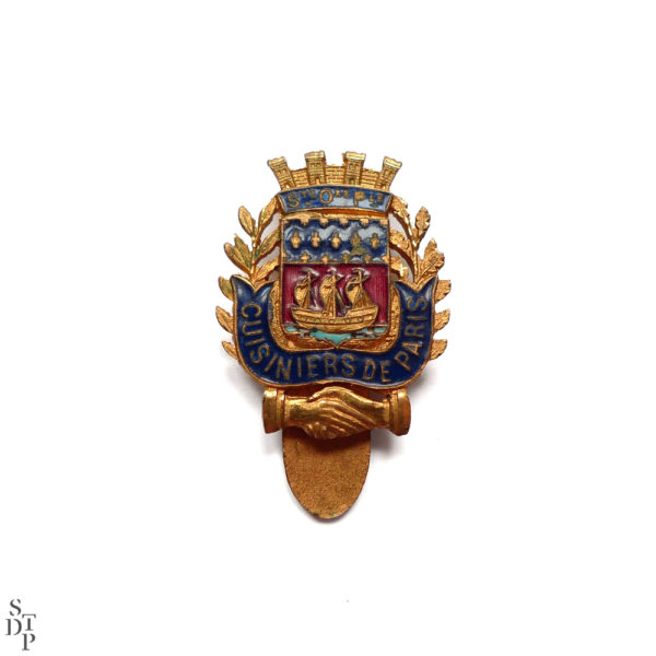 Insigne Société des Cuisiniers de Paris Circa 1920 vue 1 Souviens Toi De Paris vintage enamel pin