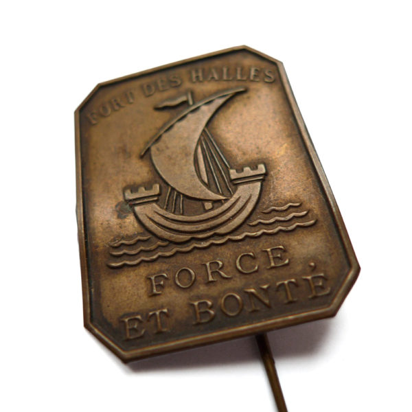 Ancien insigne de fort des halles de Paris devise force et bonté circa 1920 Souviens Toi De Paris parisian vintage souvenir vue 3