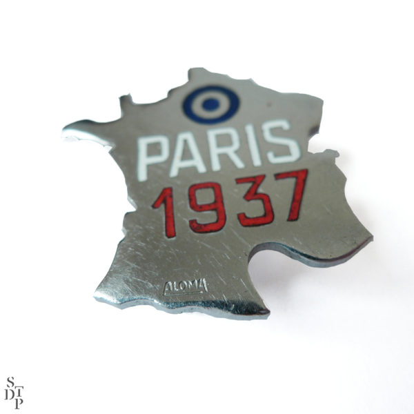 Broche hexagonale Paris 1937 Souviens Toi De Paris vue 1 french vintage souvenir