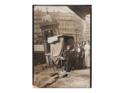 Kiosque en danger après l'effondrement de la rue Saint Lazare 1909 Souviens Toi De Paris vue 0 vintage Paris photo