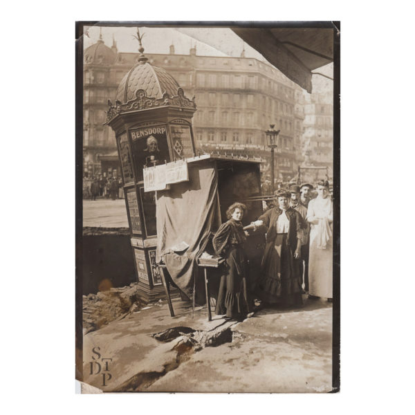 Kiosque en danger après l'effondrement de la rue Saint Lazare 1909 Souviens Toi De Paris vue 0 vintage Paris photo