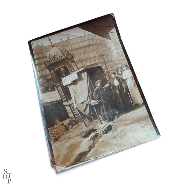 Kiosque en danger après l'effondrement de la rue Saint Lazare 1909 Souviens Toi De Paris vue 1 vintage Paris photo