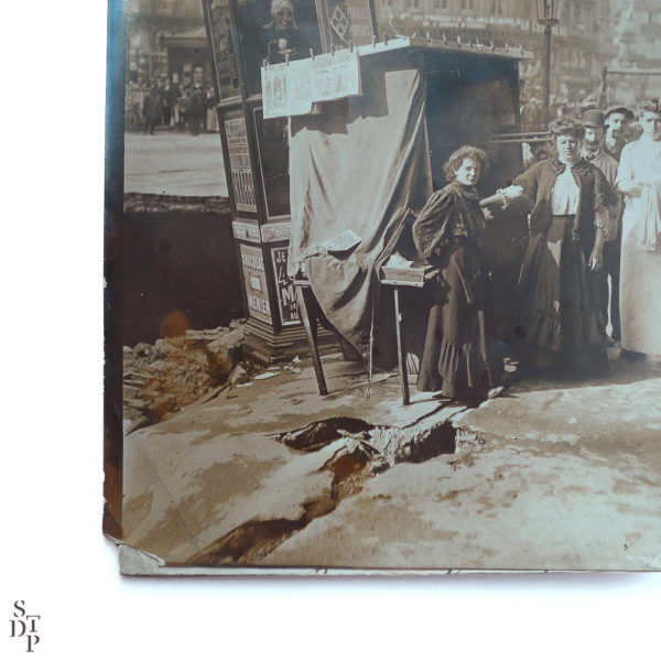 Kiosque en danger après l'effondrement de la rue Saint Lazare 1909 Souviens Toi De Paris vue 2 vintage Paris photo