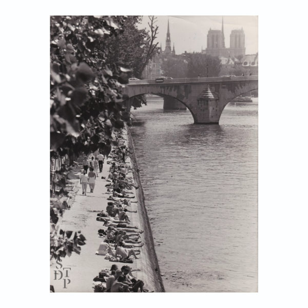 Photographie ancienne Berges de Seine bain de soleil Quai des Tuileries 1984 Keystone Souviens Toi De Paris vintage souvenir vue 0