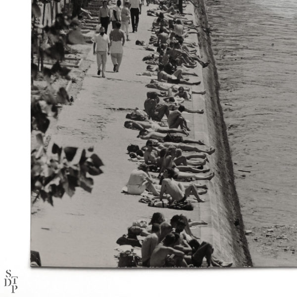 Photographie ancienne Berges de Seine bain de soleil Quai des Tuileries 1984 Keystone Souviens Toi De Paris vintage souvenir vue 2