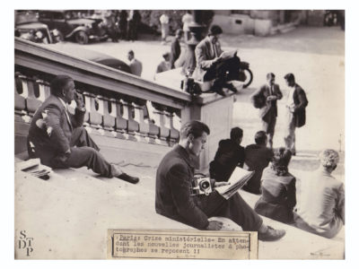 Photographie ancienne journalistes au quai d'orsay pendant la crise ministérielle de 1935 Souviens Toi De Paris vintage photo print vue 0