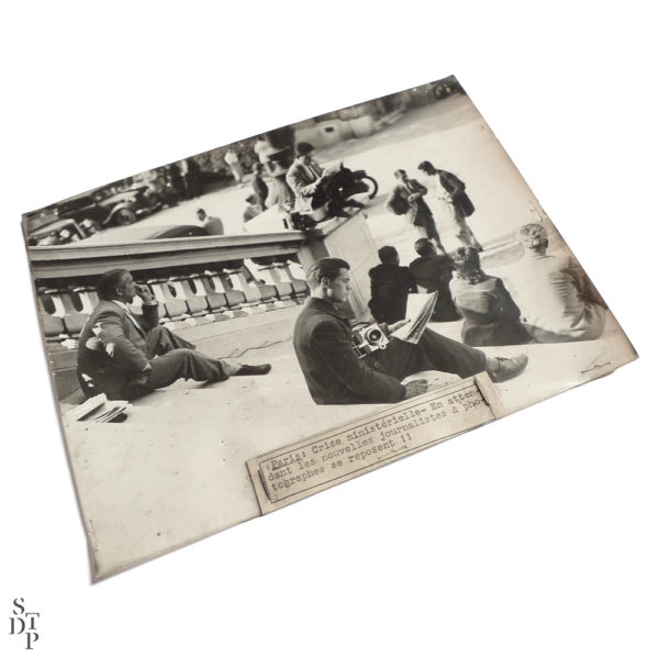 Photographie ancienne journalistes au quai d'orsay pendant la crise ministérielle de 1935 Souviens Toi De Paris vintage photo print vue 1