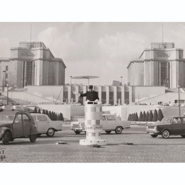 Trocadero et agent de circulation Place de Varsovie Souviens Toi De Paris vue 0 vintage Paris photo