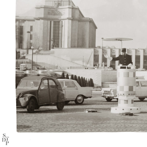 Trocadero et agent de circulation Place de Varsovie Souviens Toi De Paris vue 2 vintage Paris photo