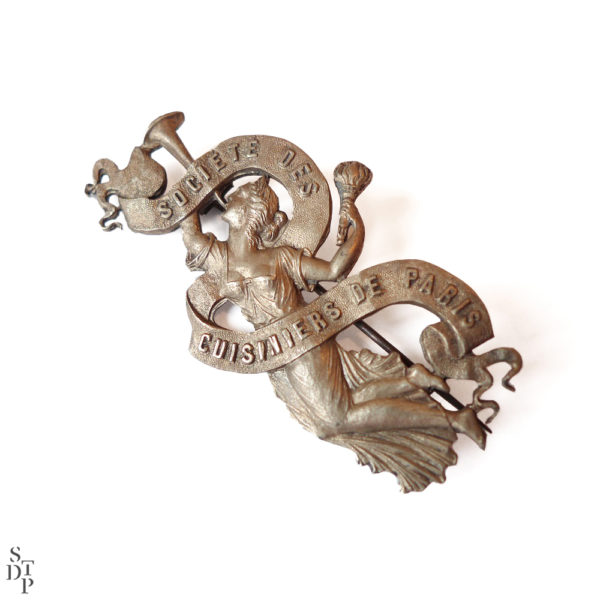 Broche Société des Cuisiniers de Paris Circa 1900 Souviens Toi De Paris vintage souvenir vue 1